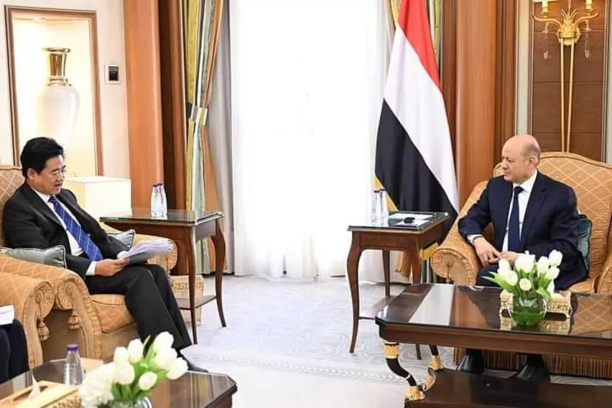 الرئيس العليمي يرحب بالبيان المصري الصيني لخفض التصعيد في البحر الأحمر