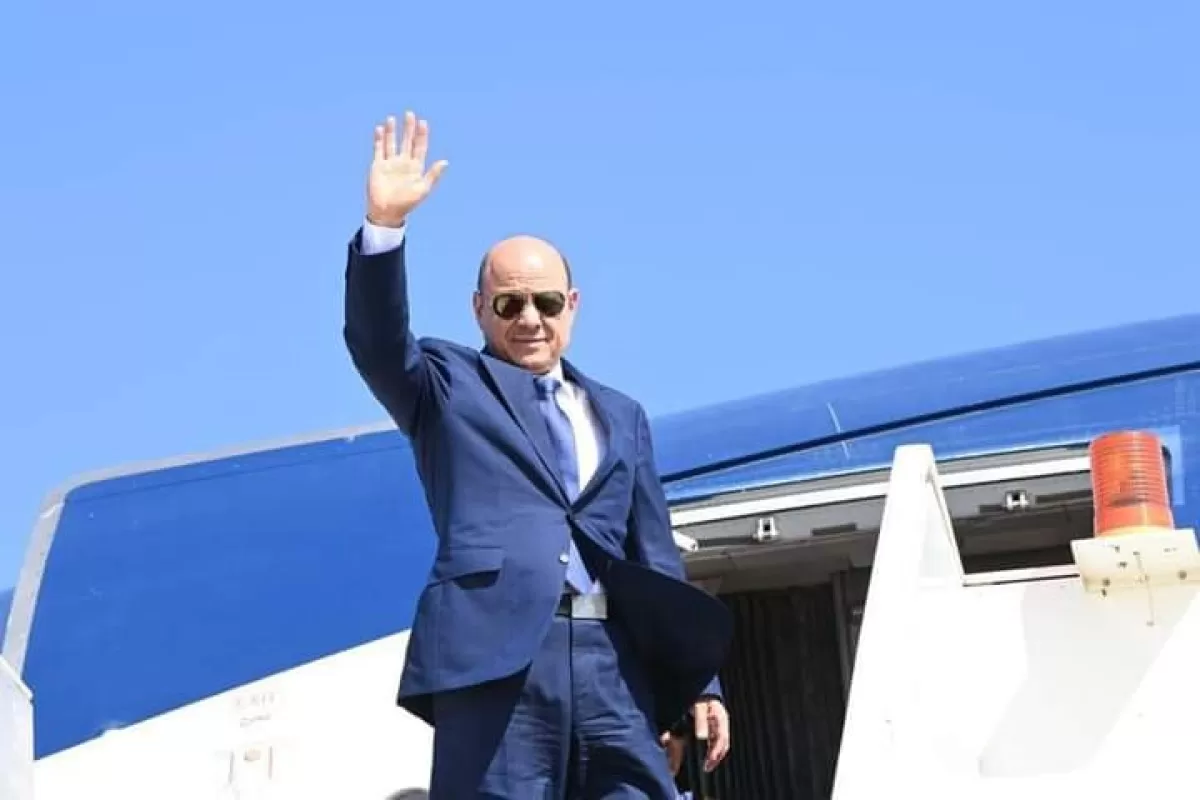 "الرئاسي" يغادر عدن للمشاركة في أعمال القمة العربية المنعقدة في العاصمة البحرينية