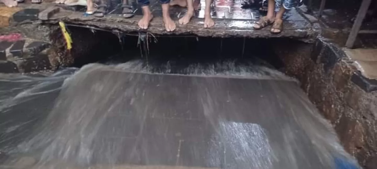 تعز : مصير مجهول لطفلة جرفتها سيول الأمطار إلى فتحة مكشوفة لتصريف المياه