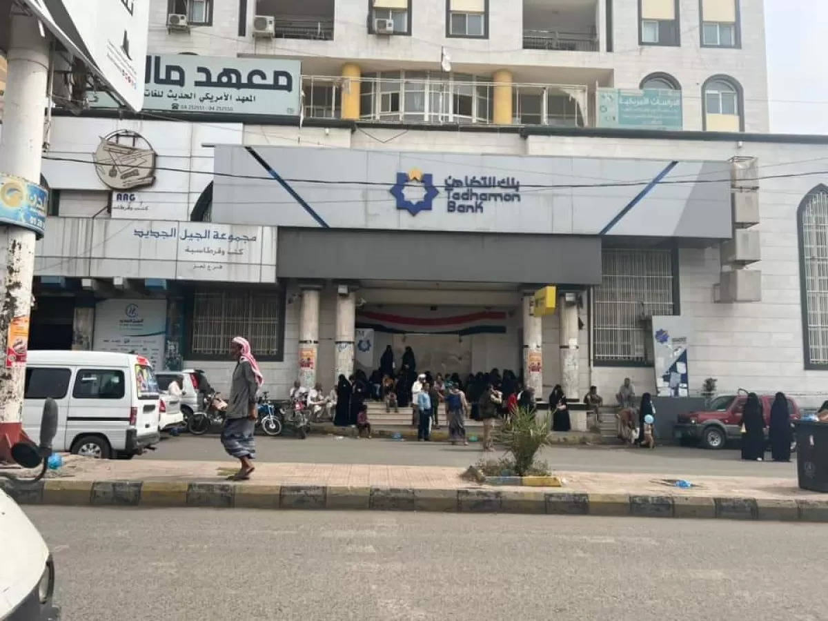 تعز: 6 بنوك تغلق أبوابها أمام العملاء وحملة أمنية تُعيد فتحها