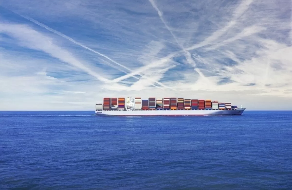 إصابة سفينة تجارية بأضرار "طفيفة" إثر تعرضها لهجومين قبالة ميناء المخا