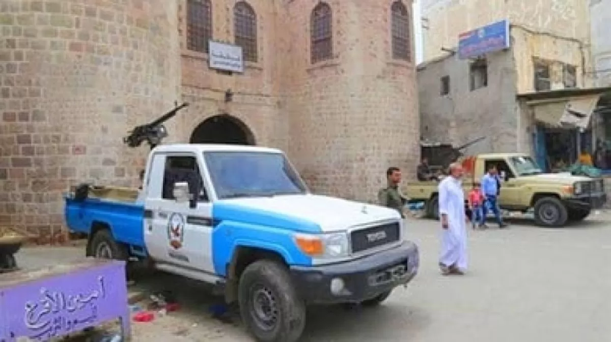 شرطة تعز تضبط شخصين متورطين في استهداف سيارة رئيس شعبة الاستخبارات