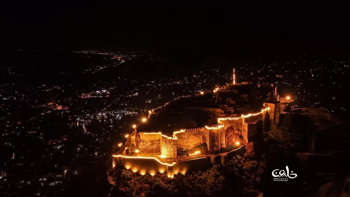 إنارة قلعة القاهرة بداية انطلاق الاحتفالات الشعبية بأعياد الثورة اليمنية