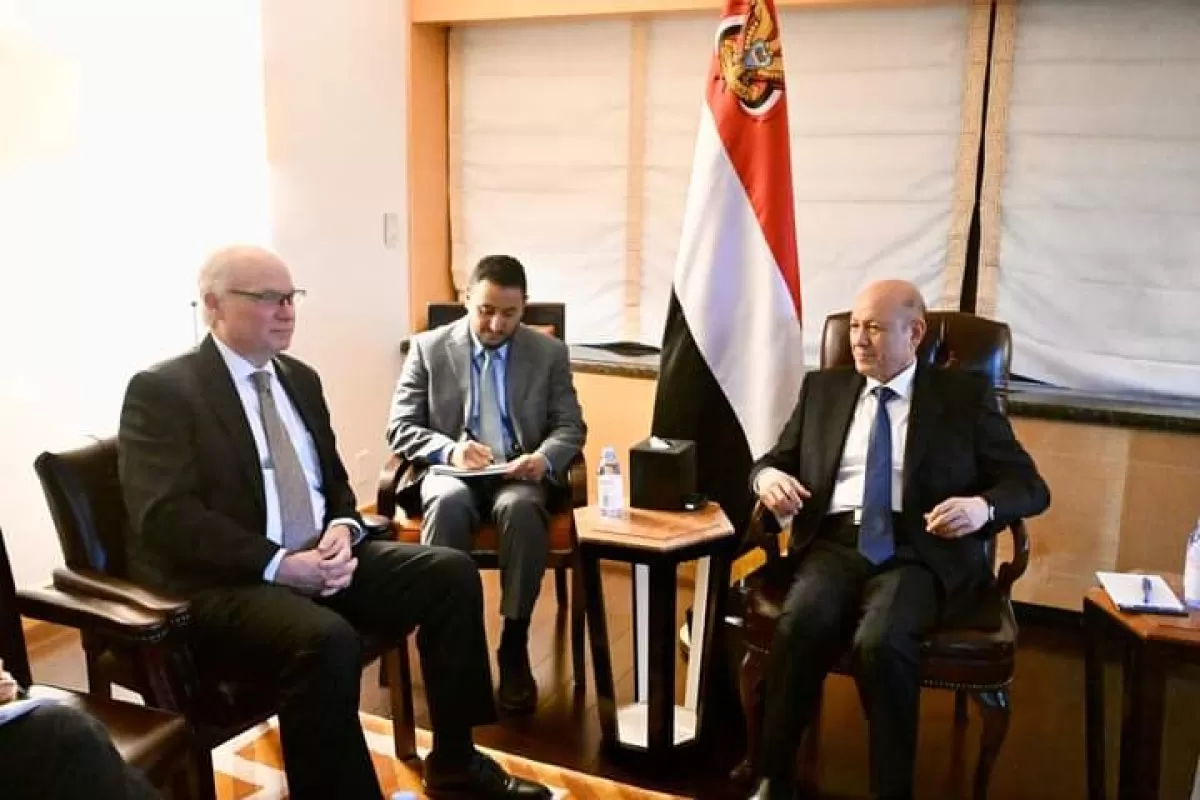 الرئيس العليمي يبحث مع المبعوث الأمريكي خفض التصعيد والإفراج عن المختطفين