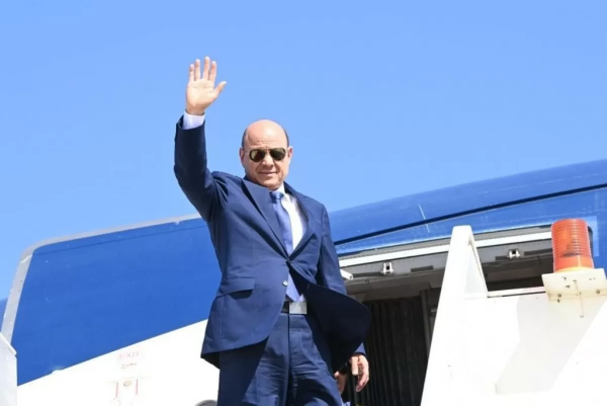 الرئيس العليمي يغادر إلى الرياض لتعزيز خطة الإنقاذ الاقتصادي