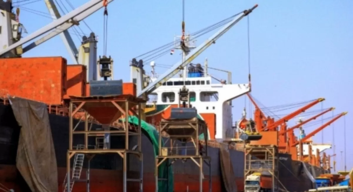 انخفاض واردات الوقود في ميناء الحديدة بنسبة 73% بسبب غارات إسرائيلية