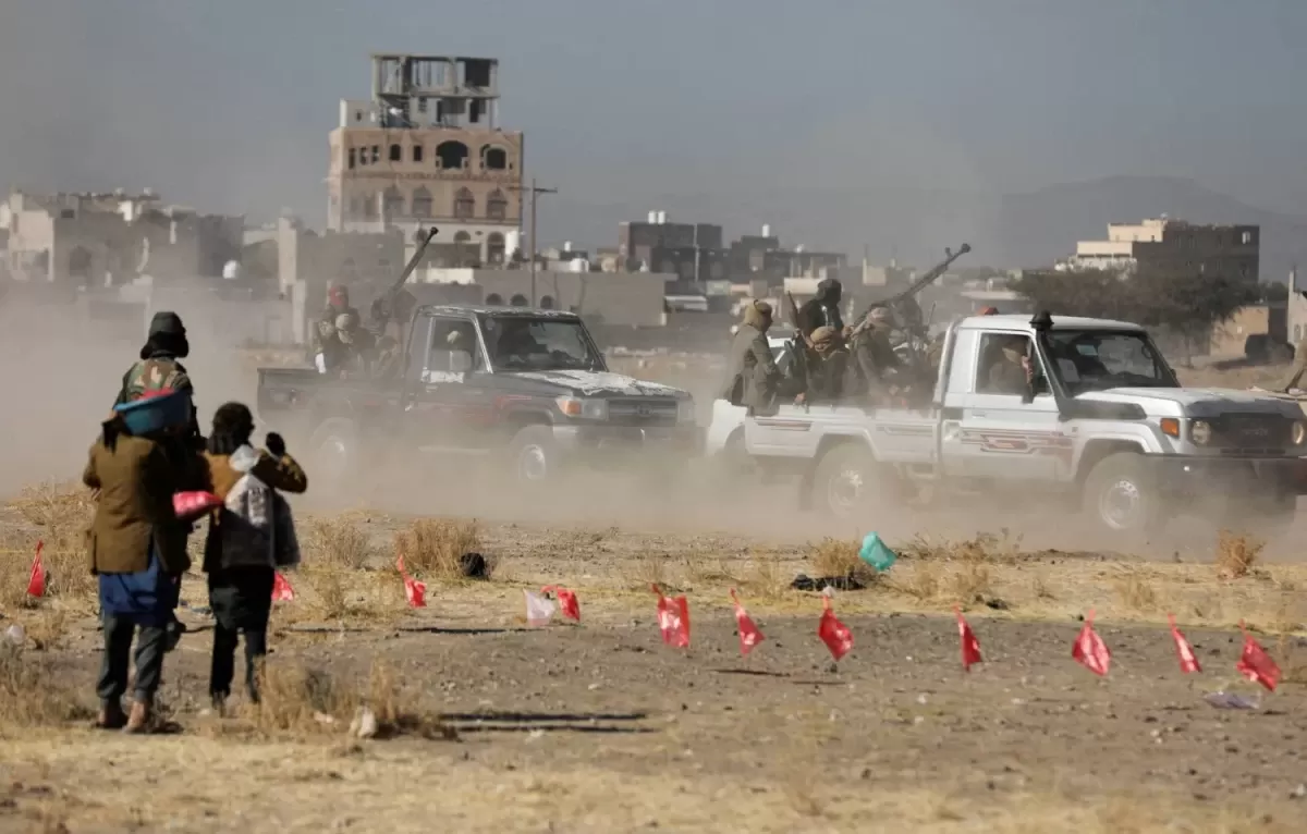 مسلحون حوثيون يقتحمون معرض للسيارات شرق مدينة إب