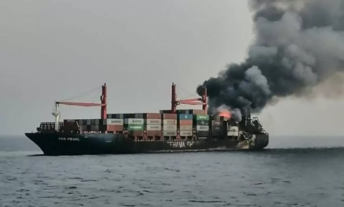 اندلاع حريق في سفينة حاويات بالبحر الأحمر وإنقاذ الطاقم