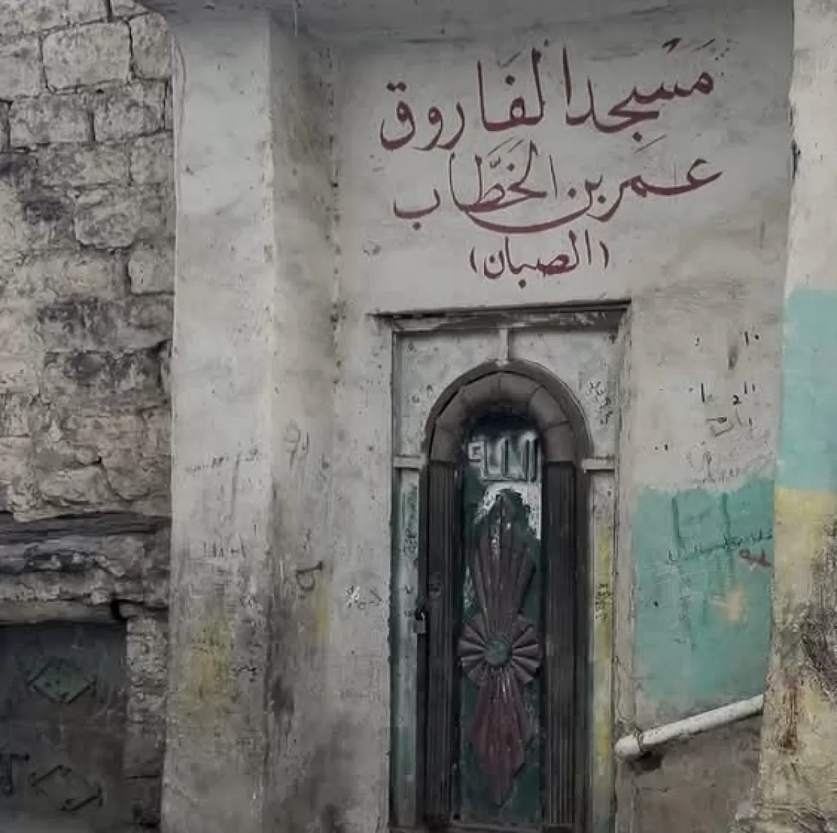 الحوثيون يغلقون مسجدًا أثريًا في إب وسط استياء شعبي