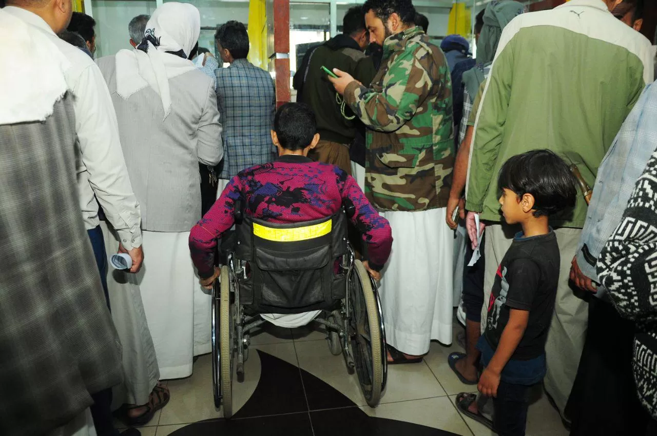 الحوثيون يجبرون مستحقي الزكاة على التبرع لـ"القوة الصاروخية" عند استلام معوناتهم