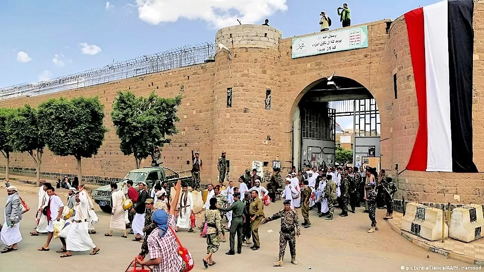 مكتب حكومي يدين نهب الحوثيين لأموال نزلاء السجن المركزي بصنعاء