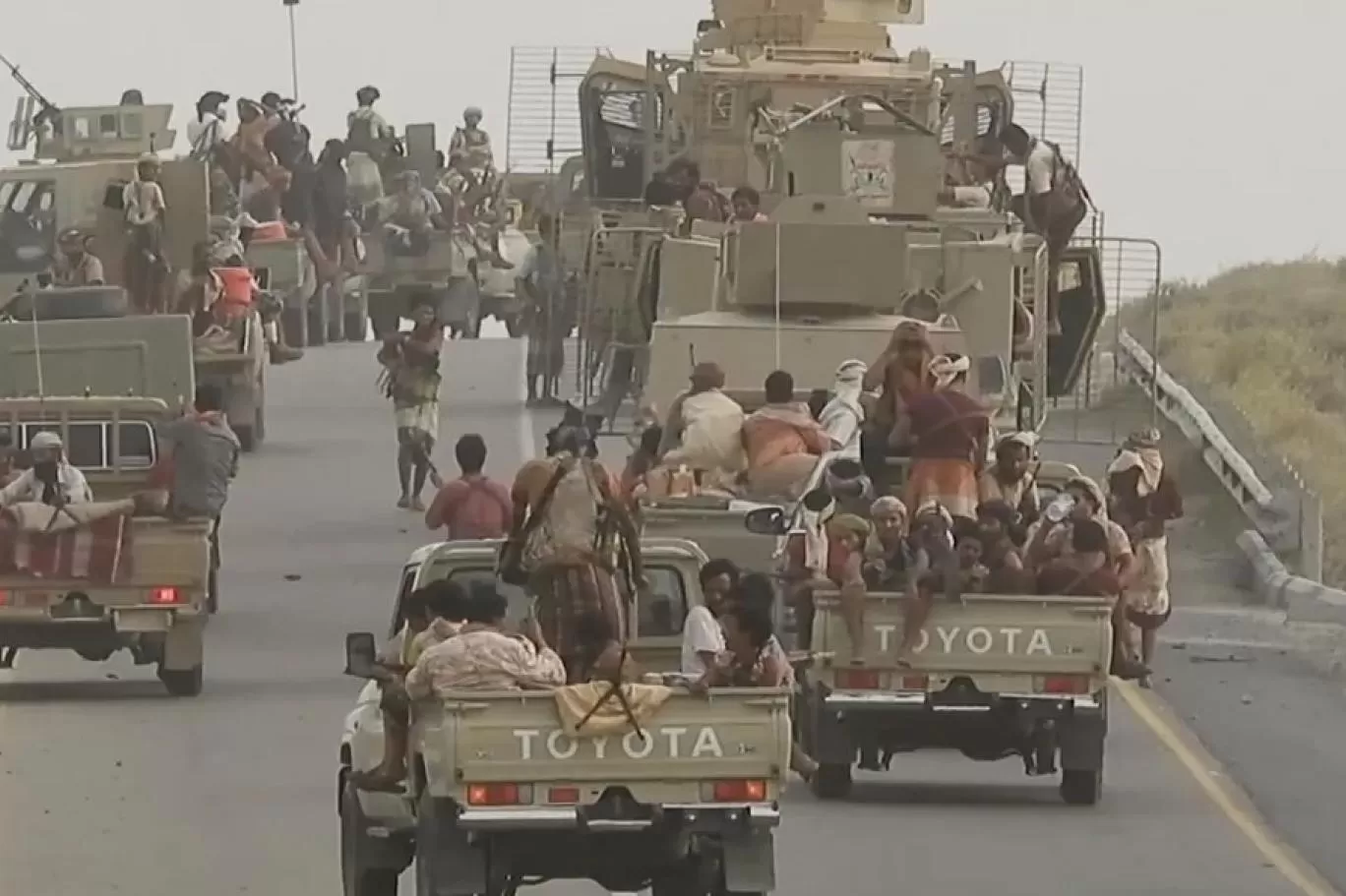 صحيفة أمريكية : واشنطن تدرس دعم هجوم بري للقوات اليمنية ضد الحوثيين