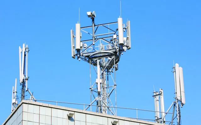 الحوثيون يغيّرون مواقع أنظمة الاتصالات في الحديدة مع تصاعد الضربات الأمريكية