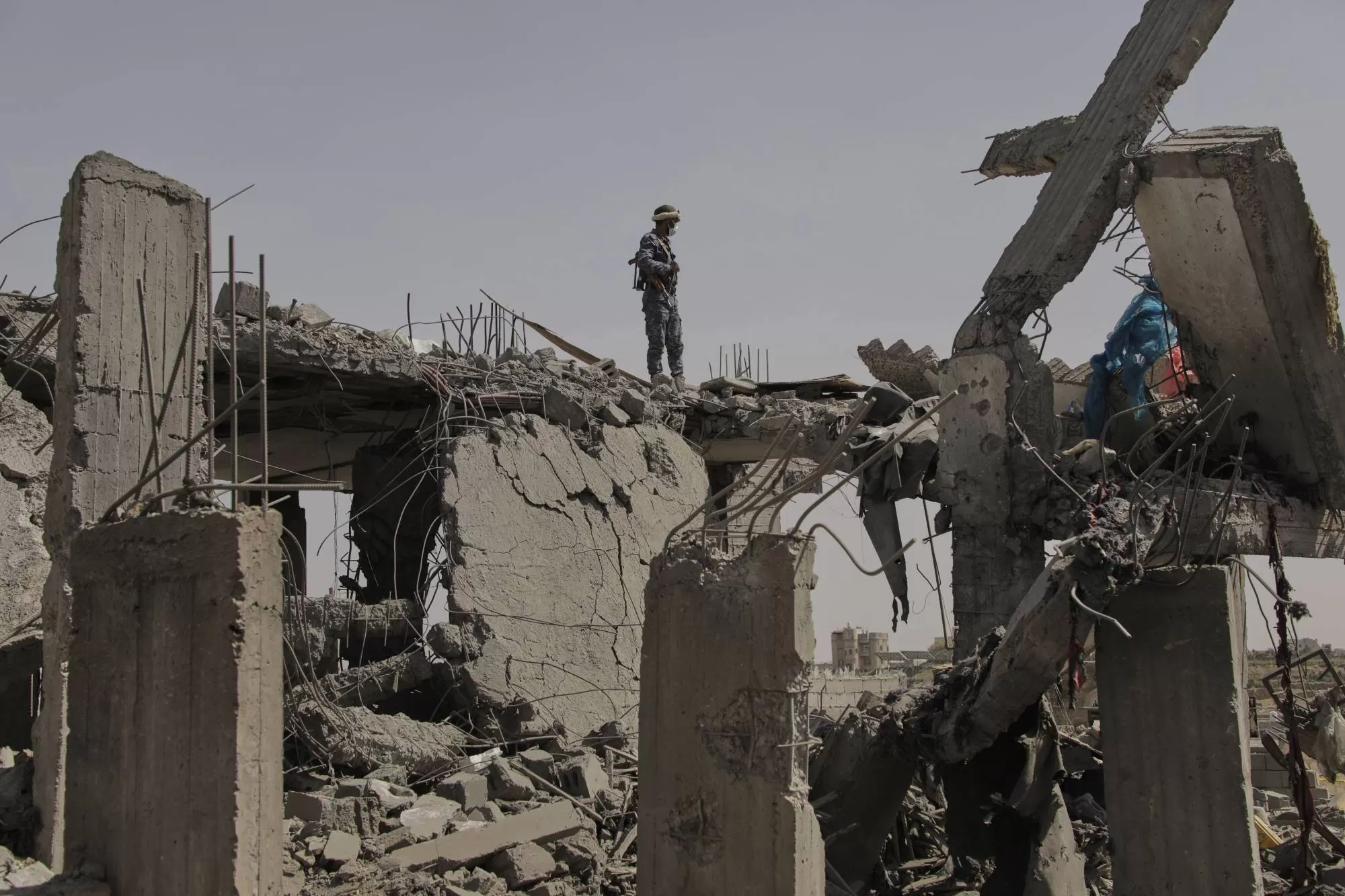 الحوثيون يختطفون أكثر من 60 ضابطًا في صنعاء بتهمة التخابر