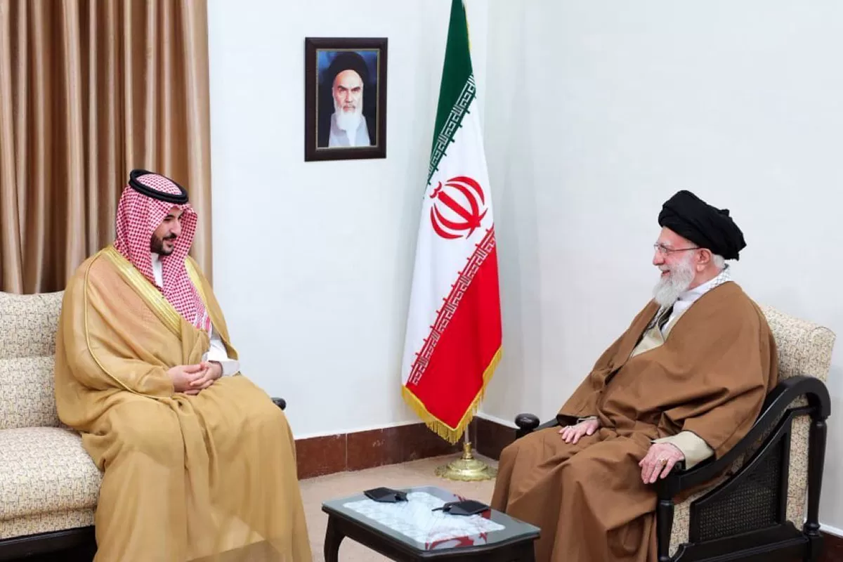 وزير الدفاع السعودي يسلم "خامنئي" رسالة من الملك في زيارة نادرة لإيران