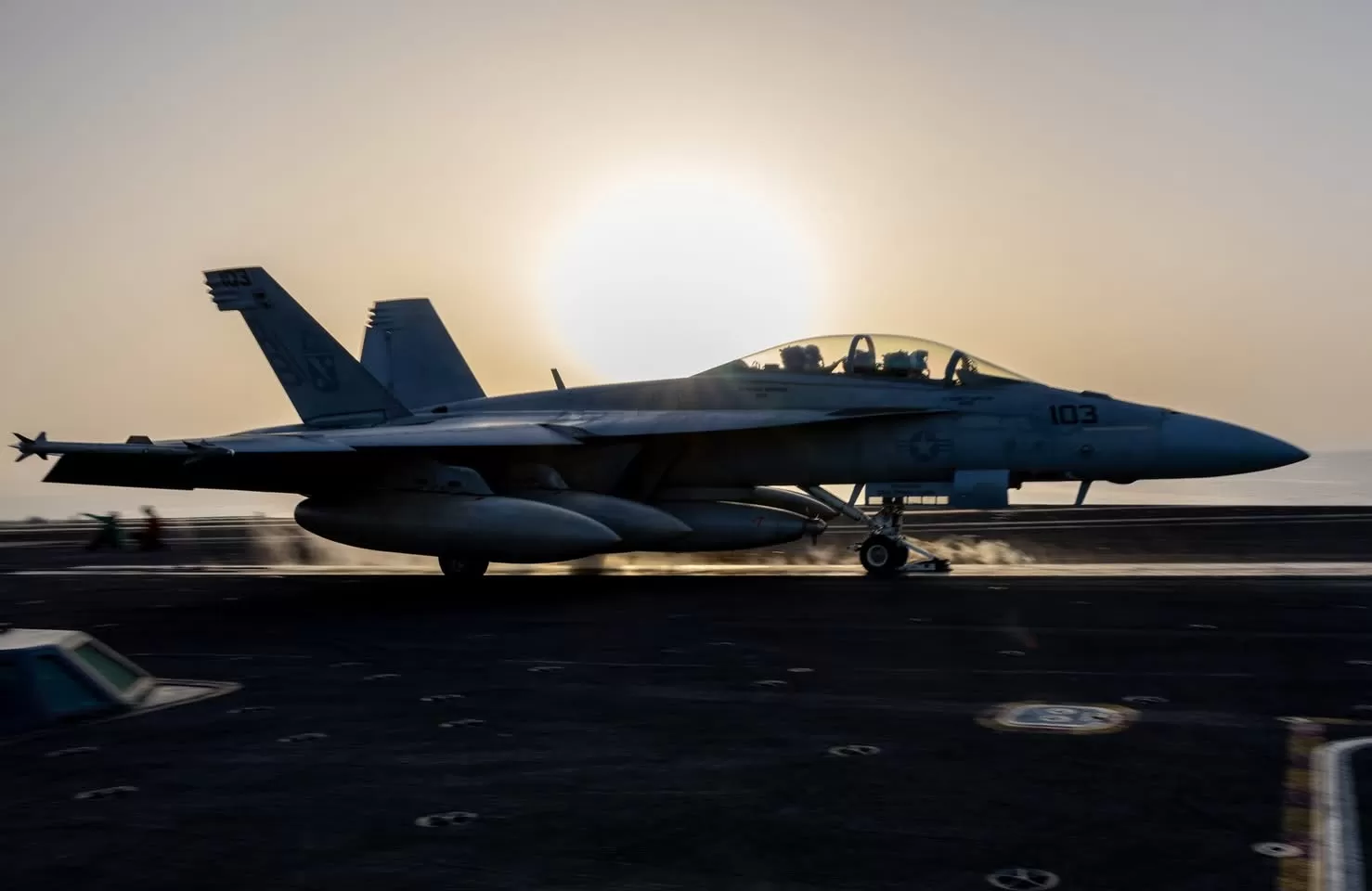 الجيش الأمريكي يعلن استهداف منصة وقود لتمويل الحوثيين في أحد موانئ الحديدة