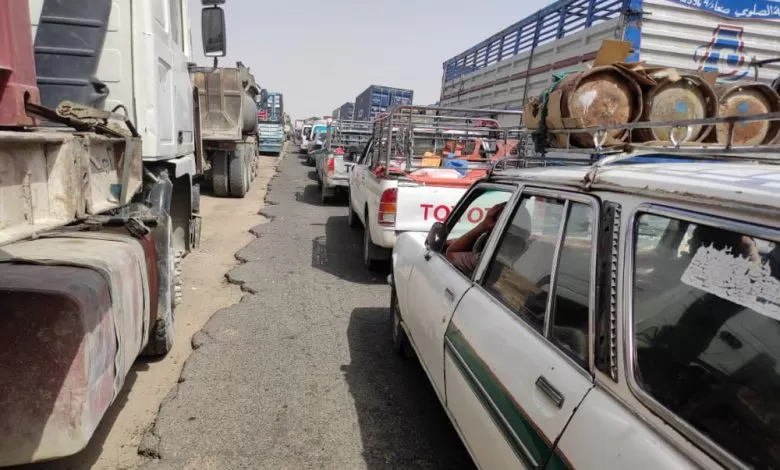 توقيف مفاجئ للمسافرين من تعز في نقطة أمنية بلحج يثير استياءً واسعًا