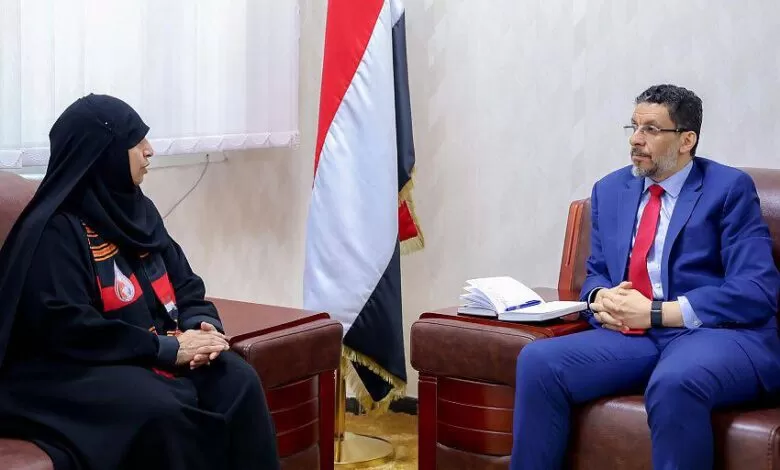 الحكومة تؤكد التزامها بإطلاق جميع المختطفين وتدعو لضغوط دولية على الحوثيين