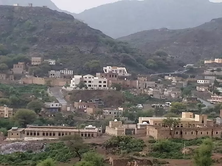 الحوثيون يعيدون تموضع قياداتهم ويدفعون بمقاتلين من تعز وإب إلى الواجهة (تفاصيل)