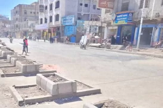 قيادي حوثي يستولي على أرصفة عامة في إب ويحولها لمصدر دخل شخصي