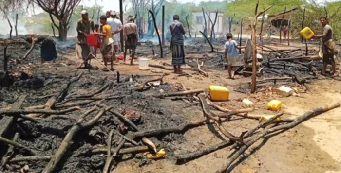 حريق يلتهم ثلاث مساكن ويصيب امرأة في مخيم للنازحين غرب أبين