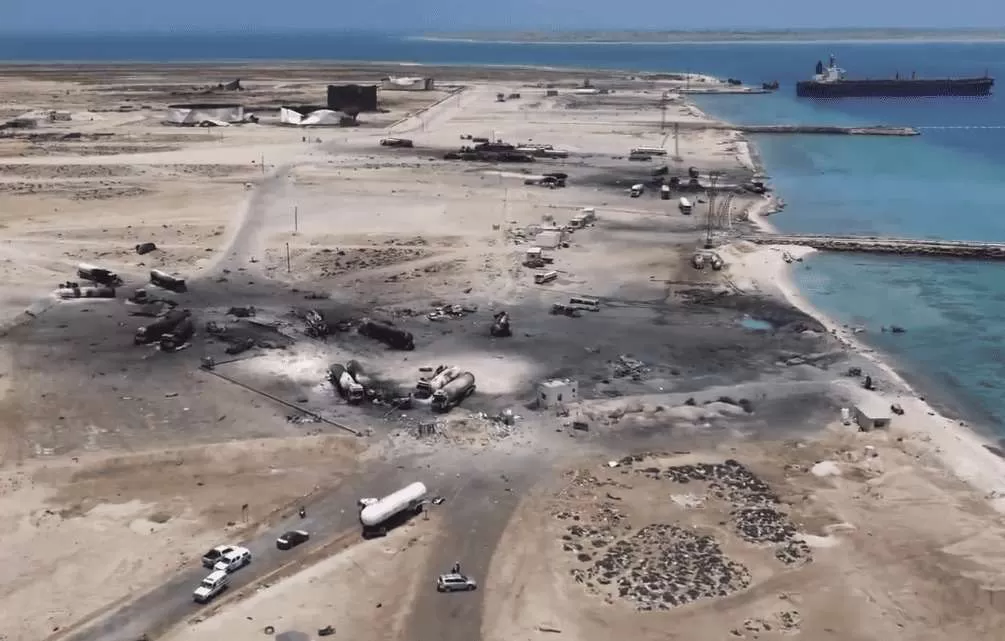 الحوثيون يقرون بغارة أمريكية استهدفت سفينة وقود قبالة ميناء رأس عيسى في الحديدة