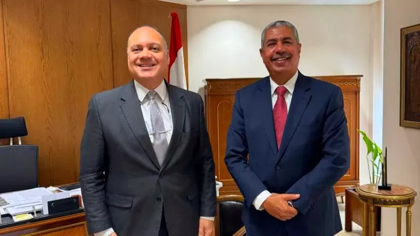مباحثات يمنية مصرية لإعادة العالقين من غزة وحل قضايا الجالية في مصر