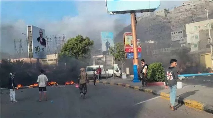 احتجاجات غاضبة في عدن وأبين تنديدًا بانقطاع الكهرباء وتدهور العملة المحلية