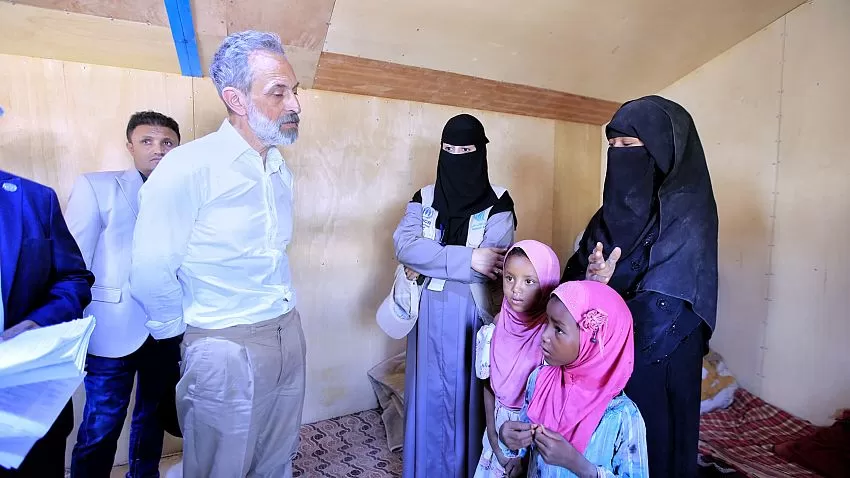 المنسق الأممي يحذر: 60% من احتياجات مخيمات النزوح بمأرب دون تغطية