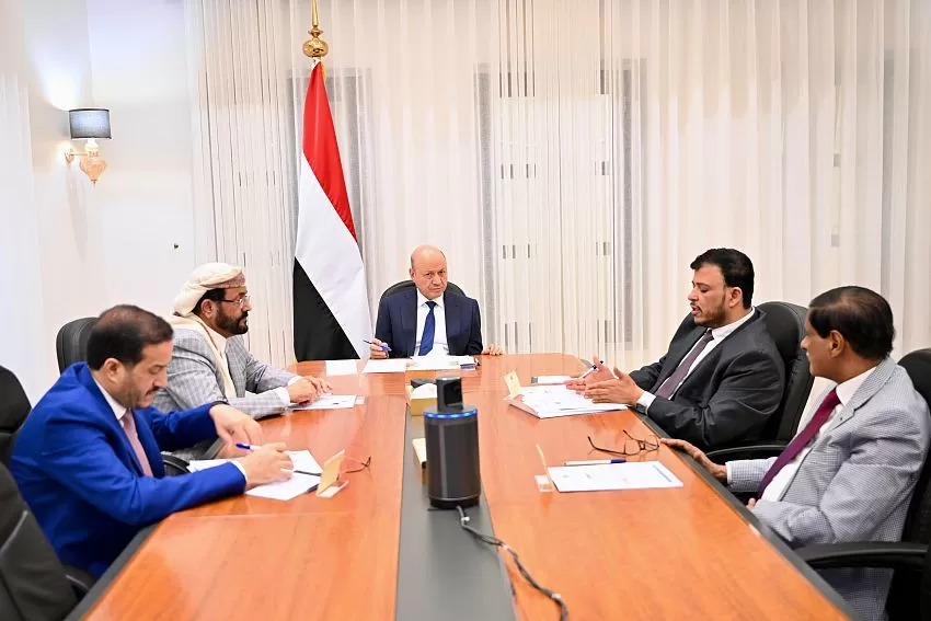 "الرئاسي" يحمل الحوثيين مسؤولية التدهور ويؤكد التزام الدولة بتحسين الخدمات