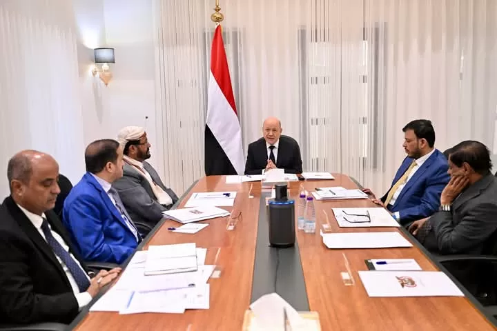 "الرئاسي" يؤكد دعمه الكامل لحكومة بن بريك في مواجهة التحديات الاقتصادية والخدمية