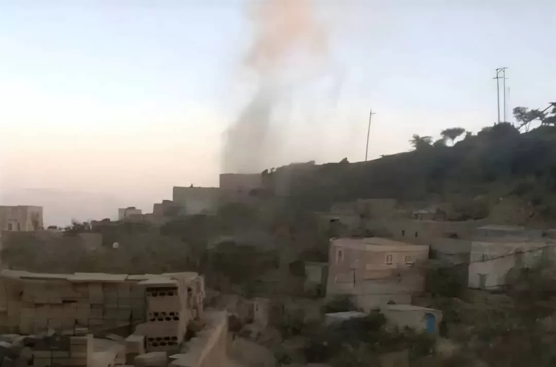 الحوثيون يفجرون منزل مواطن بتعز في تصعيد جديد ضد المدنيين
