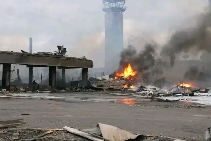 مشرف حوثي ينهب حطام طائرات من مطار صنعاء ويبيعه لتاجر خردة