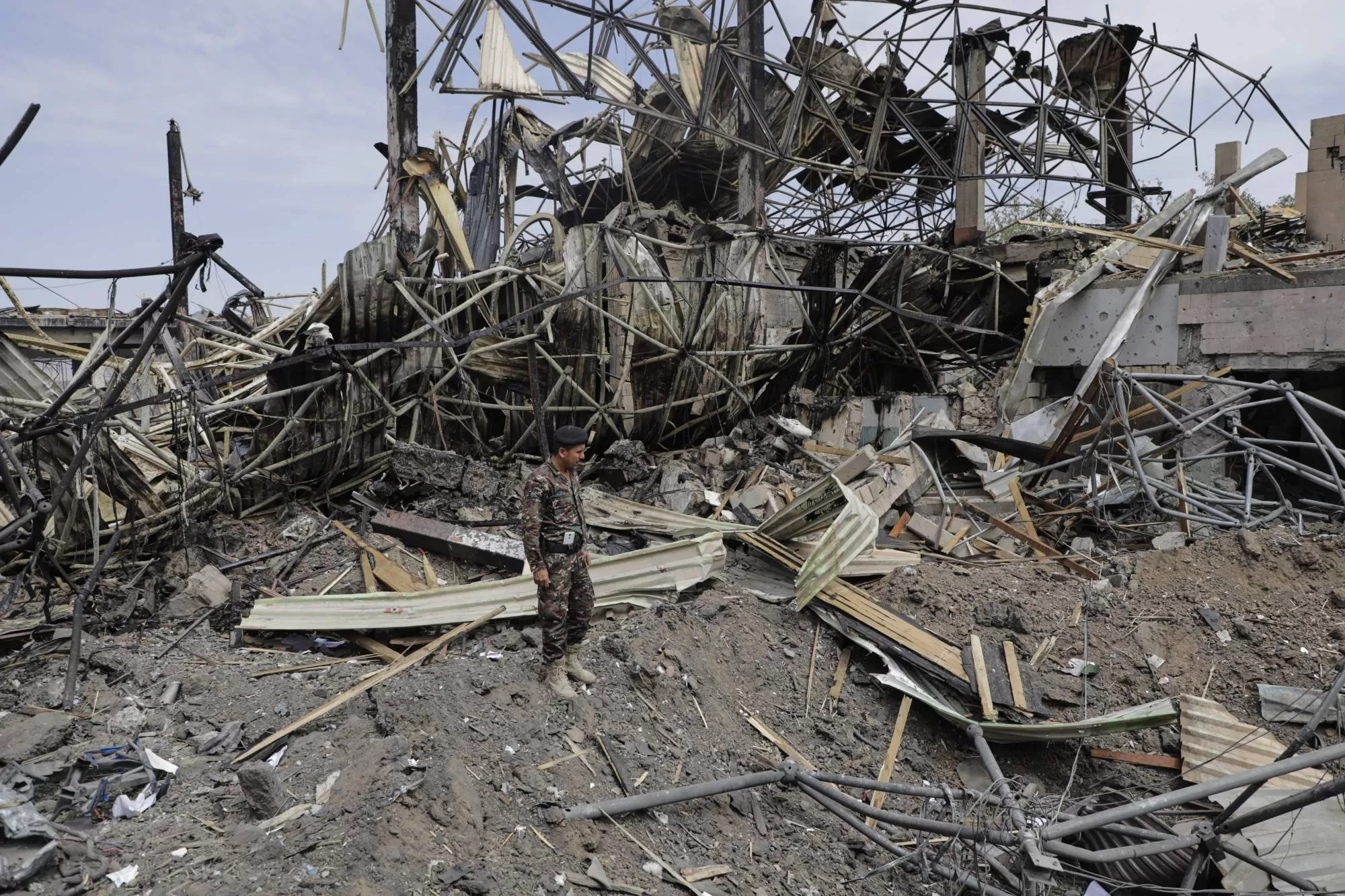 الحوثيون يفرضون جبايات على التجار بذريعة إعادة تشغيل مطار صنعاء