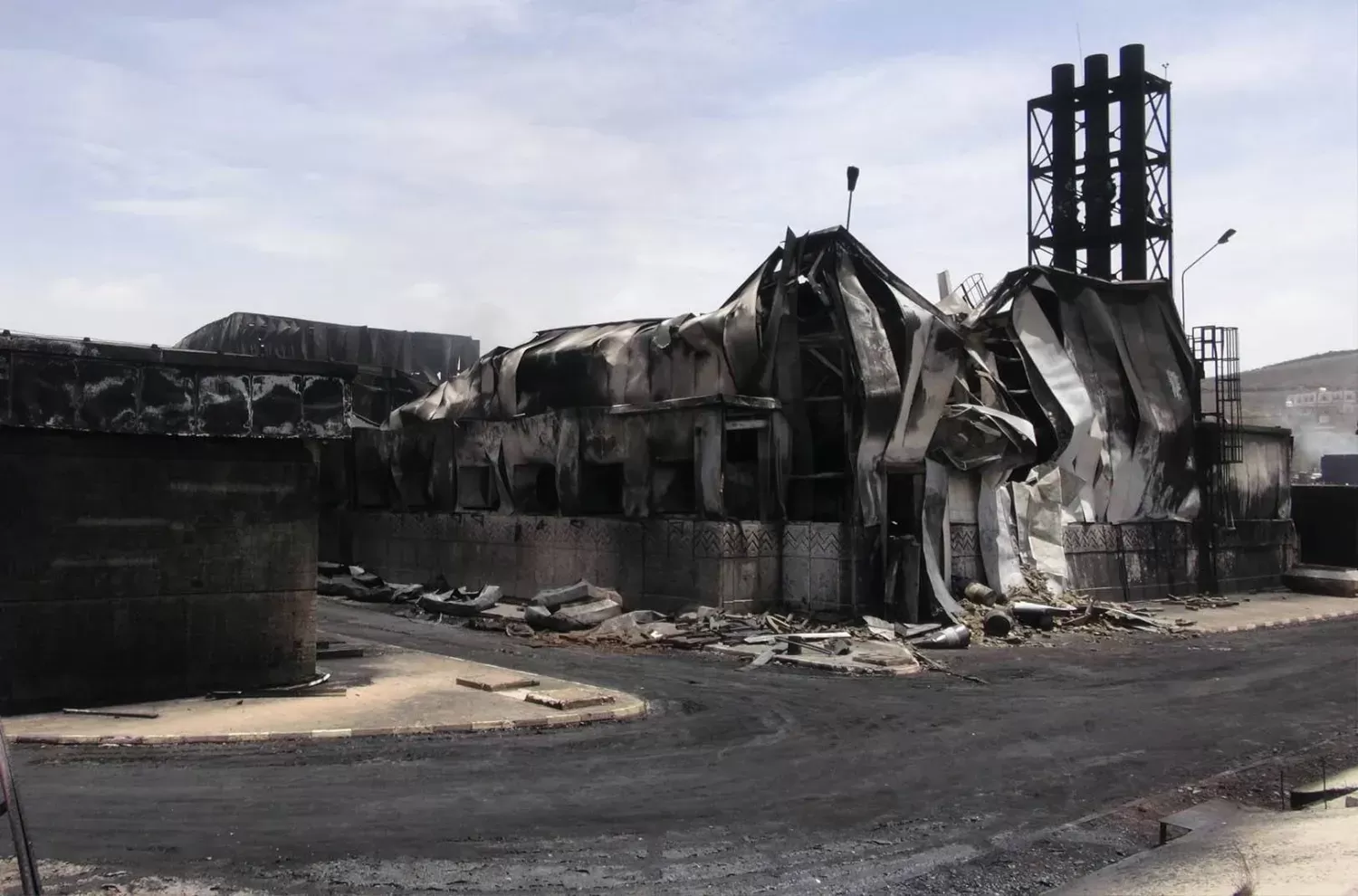 الحوثيون يرفعون تعرفة الكهرباء ويحولونها إلى مورد للجباية بعد تدمير محطات التوليد