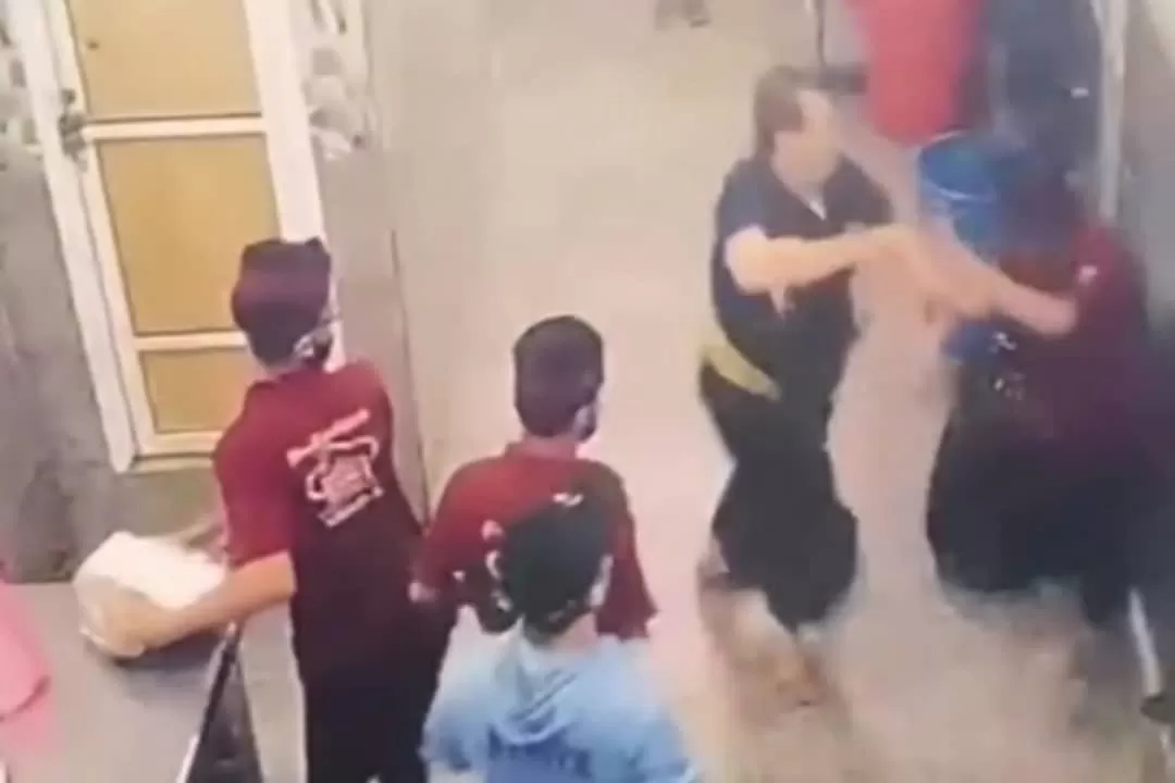 قيادي حوثي يعتدي على عامل مطعم في إب بسبب "كنافة" ويثير غضبا شعبيا واسعا