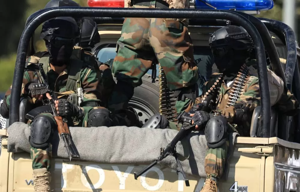 الحوثيون يداهمون منزل رجل أعمال في الحديدة بعد رفض أسرته دفع جبايات مالية