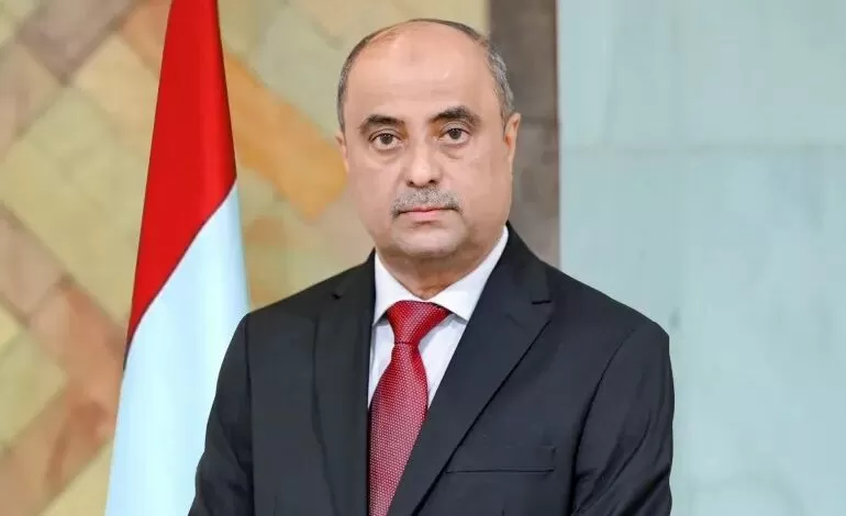 مصدر حكومي: عودة رئيس الوزراء إلى عدن مرهونة بتوفير دعم مالي كافٍ