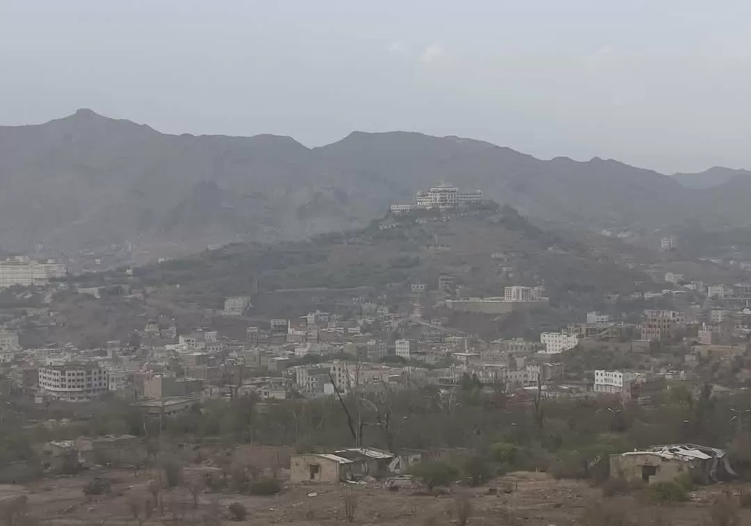 قصف حوثي عنيف يستهدف الأحياء السكنية شرقي تعز ويثير ذعر السكان