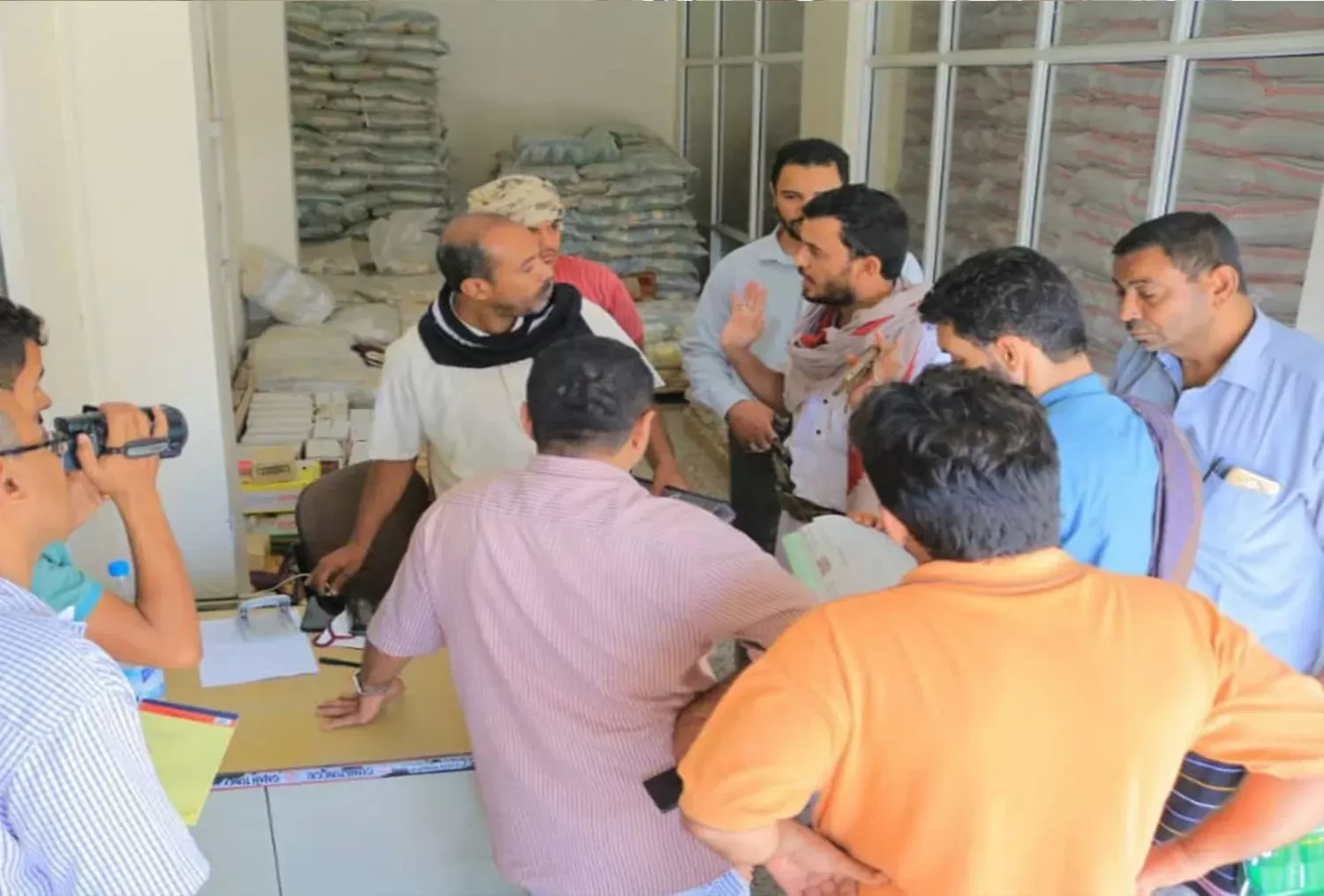 حملات جباية حوثية تطال باعة الأرصفة وصغار التجار في صنعاء وإب والحديدة (تفاصيل)