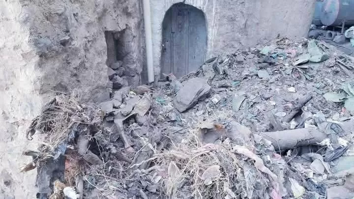 انهيار جزئي لقلعة تاريخية في إب يهدد حياة السكان ويكشف حجم الإهمال الرسمي