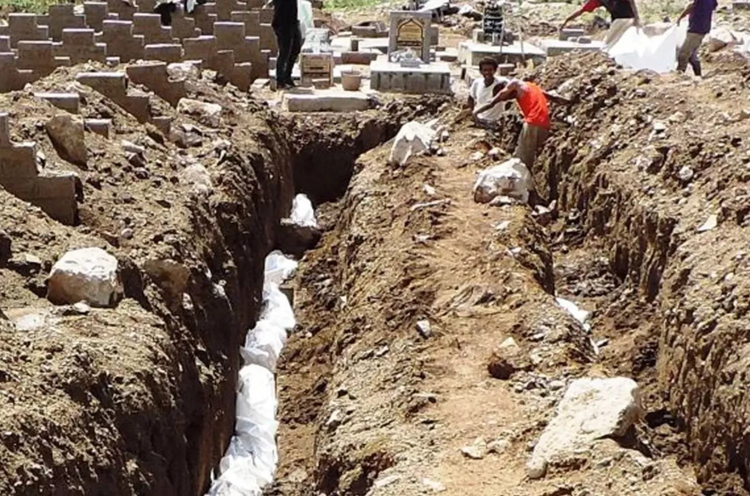 قلق حقوقي بعد إعلان الحوثيين دفن نحو 200 جثة مجهولة في عمران