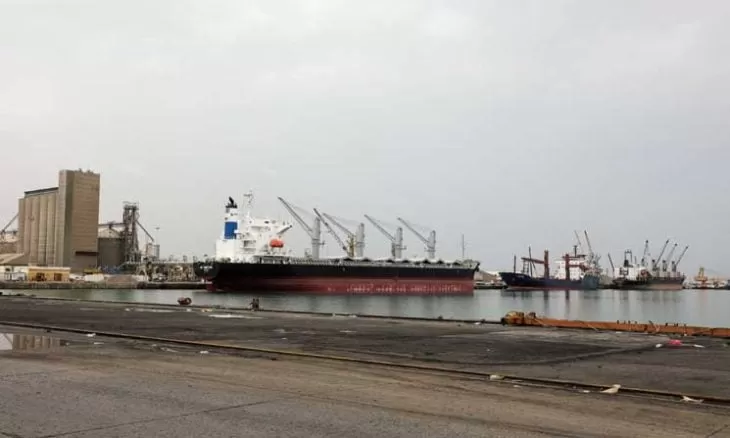 خسائر موانئ الحديدة تتجاوز 1.3 مليار دولار جراء الغارات الأمريكية والإسرائيلية