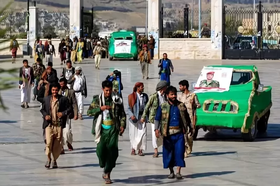 الحوثيون يخفون جثامين قادتهم بعد الضربات الأمريكية في مواقع سرية