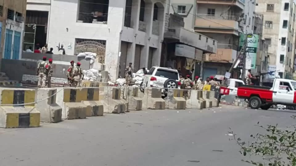 مصدر: اجتماع مغلق بين محافظ تعز وممثلي شباب المعارضة لاحتواء التصعيد الإعلامي