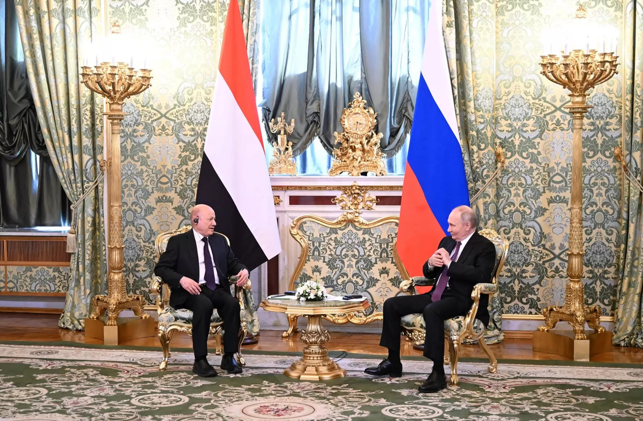 العليمي يبحث مع بوتين تعزيز العلاقات وتنسيق المواقف بشأن اليمن والمنطقة