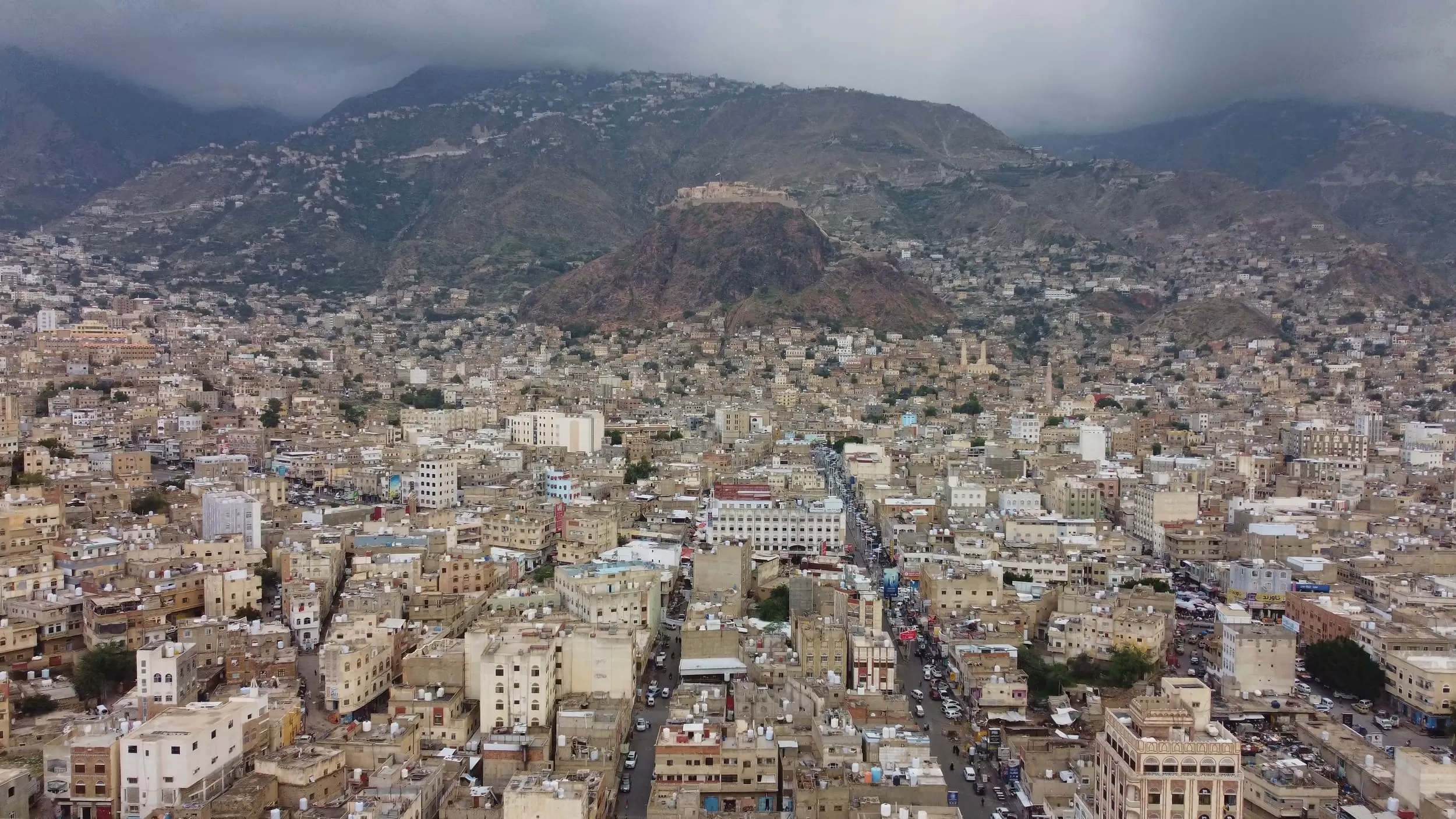 أحزاب تعز تدعو لتحرير المحافظة وتطالب بحلول جذرية لأزمتي المياه والكهرباء