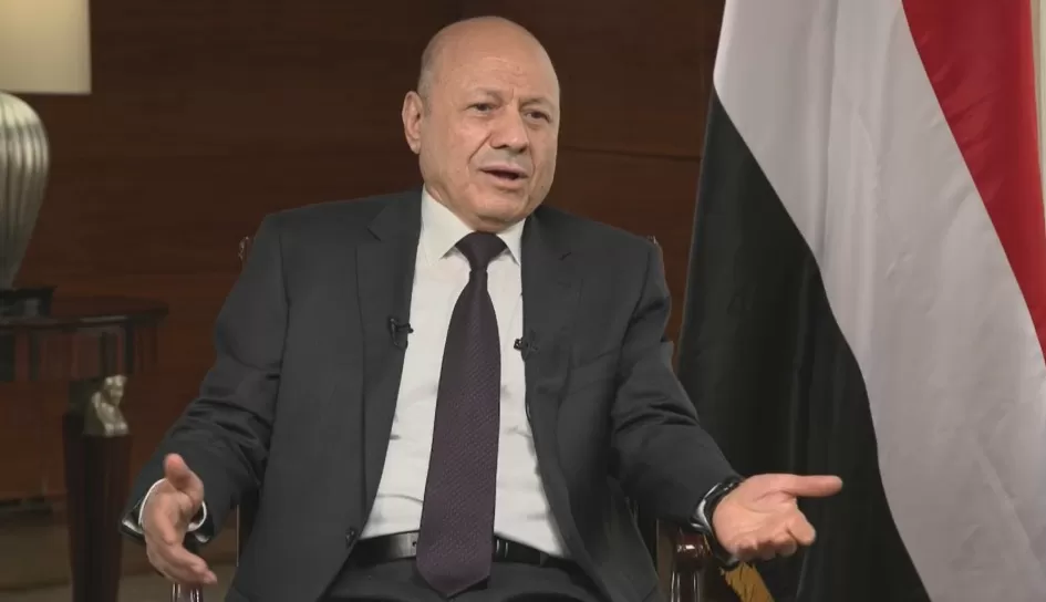 العليمي: الحوثيون هددوا بقصف مطارات حكومية إذا لم تُعد الطائرة الرابعة إلى صنعاء