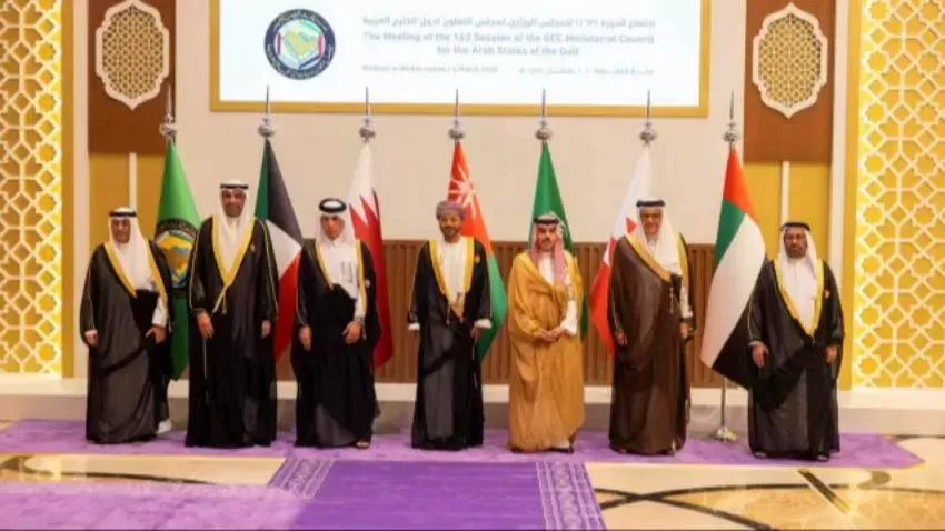 التعاون الخليجي يؤكد دعمه للرئاسي اليمني ويثمّن دور عُمان في دفع العملية السياسية