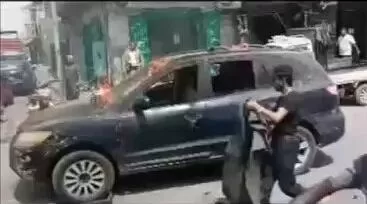 شيخ قبلي يُحرق سيارته علنًا في الحديدة احتجاجًا على قمع الحوثيين